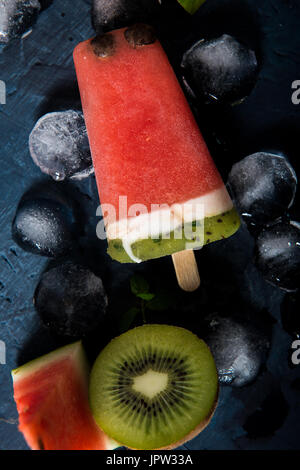 Popsicle fruits maison des pastèques , kiwi et noix de coco Banque D'Images