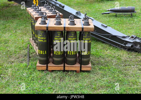 A pellet plein de 155 mm Howitzer projectiles d'argent et avec œillets de levage installé à la place de fusées, tous peints au pochoir et remplissage avec l'info. Banque D'Images