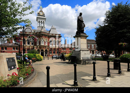 Statue de Sir Isaac Newton et le Guildhall, hôtel de ville de Grantham, Lincolnshire, Angleterre, RU Banque D'Images