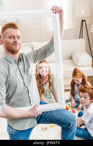 Famille heureuse redhead à cadre blanc, par grande famille concept portrait Banque D'Images