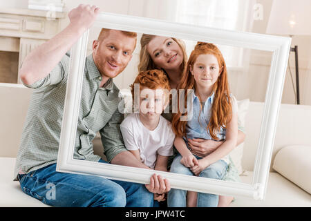 Famille heureuse redhead à cadre blanc par ensemble, big family portrait concept Banque D'Images