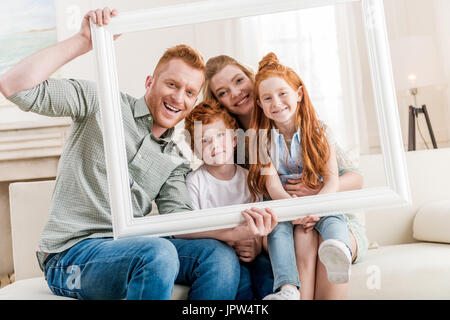 Famille heureuse redhead à cadre blanc par ensemble, big family portrait concept Banque D'Images