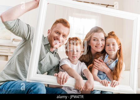 Famille heureuse redhead à cadre blanc par ensemble, big family portrait concept Banque D'Images