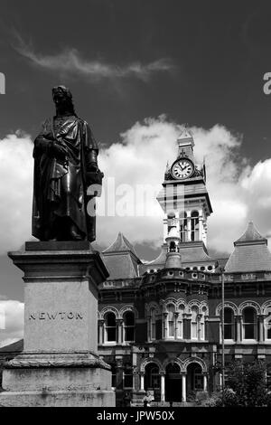 Statue de Sir Isaac Newton et le Guildhall, hôtel de ville de Grantham, Lincolnshire, Angleterre, RU Banque D'Images