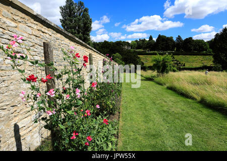 Vue sur jardins clos d'Easton Easton, village, près de Grantham, Lincolnshire, Angleterre, RU Banque D'Images