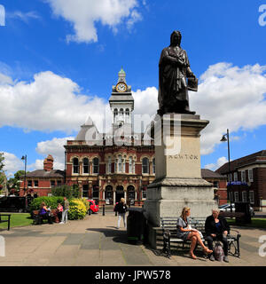 Statue de Sir Isaac Newton et le Guildhall, hôtel de ville de Grantham, Lincolnshire, Angleterre, RU Banque D'Images