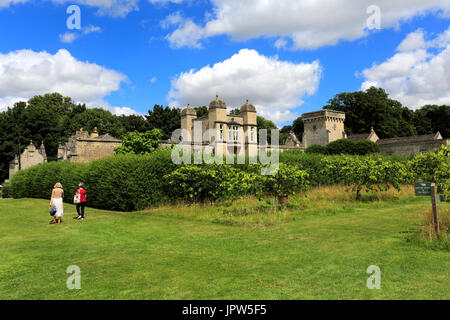 Vue sur jardins clos d'Easton Easton, village, près de Grantham, Lincolnshire, Angleterre, RU Banque D'Images