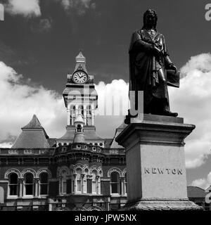 Statue de Sir Isaac Newton et le Guildhall, hôtel de ville de Grantham, Lincolnshire, Angleterre, RU Banque D'Images