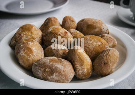 Papas arrugadas - petites pommes de terre des canaries ridée avec du sel sur une plaque près. Brassée dans l'eau de mer Banque D'Images