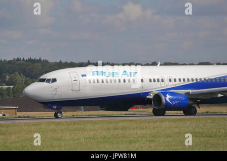 Boeing 737-400 d'Air bleu roumain AN-BAK qui décolle de l'aéroport de Londres Luton, Royaume-Uni Banque D'Images