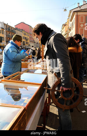 Marché d'antiquités de canal Naviglio Grande, Milan, Italie Banque D'Images