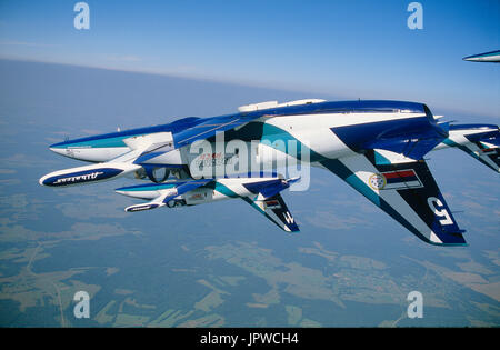 L'équipe de l'armée de l'air russe Rus Aero Vodochody L-39 Albatross vol en formation sur green inversé les champs et forêts Banque D'Images