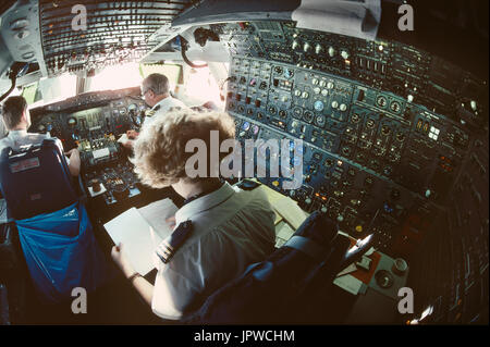 Pilotes et femme-ingénieur de vol dans le cockpit d'un Boeing 747-200 de KLM à Amsterdam Schiphol Aéroport International JFK de New York Banque D'Images