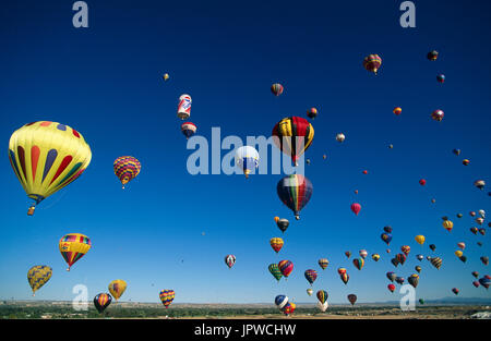 Multi-couleur montgolfières ascension de masse Banque D'Images