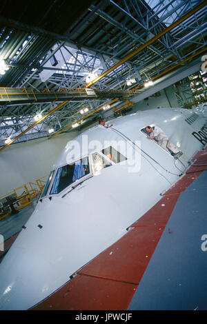 Les ingénieurs travaillant sur un Boeing 747-400 de British Airways dans un hangar de maintenance Banque D'Images
