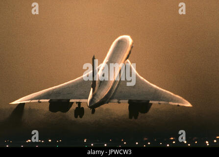 British Airways Concorde BAC Aerospatiale landing au crépuscule avec des lumières Banque D'Images