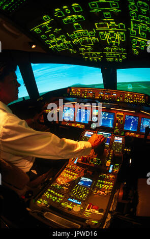 Pilote avec les mains sur les manettes d'un Boeing 777-200 sur un simulateur de pilotage approche à l'atterrissage avec la piste derrière Banque D'Images