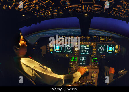 Pilote avec la main sur le boîtier papillon-leviers dans la Thai Airways International Boeing 747-400 de simulateur de pilotage à haute altitude au-dessus de l'Egypte à vers le nord. Banque D'Images
