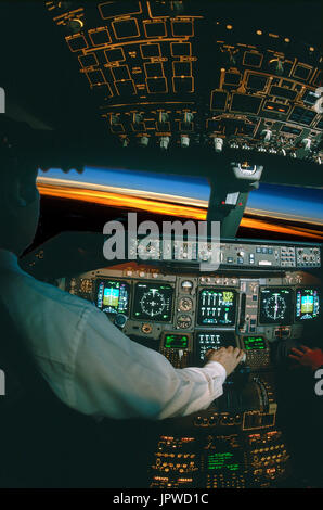 Pilote avec la main sur le boîtier papillon-leviers dans la Thai Airways International Boeing 747-400 de simulateur de pilotage à haute altitude avec courbure de la terre. Banque D'Images