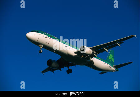 Aer Lingus Airbus A321-200 sur l'approche finale avec les volets déployés Banque D'Images