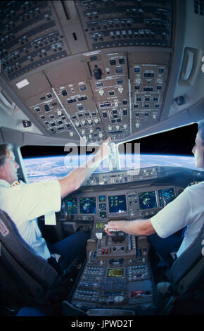 Pilotes dans le cockpit d'un Boeing 777-200 - co-pilote est le pilote avec la main sur la manipulation des gaz à haute altitude sur l'approche de l'Atlantique Nord UK Banque D'Images