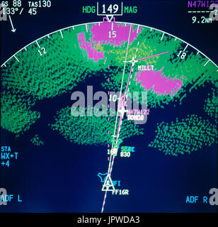 Glass-cockpit cockpit instruments de navigation, l'avionique CRT-display ND avec recouvrement radar montrant les frais généraux est d'avions Boeing de Seattle de l'air Champ Banque D'Images