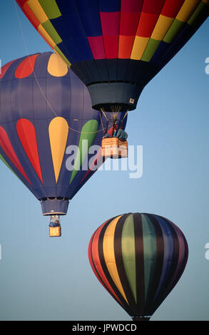 Multi-couleur les ballons à air chaud en route de vol après l'ascension de masse à l'Albuquerque International Balloon Fiesta 1996 Banque D'Images