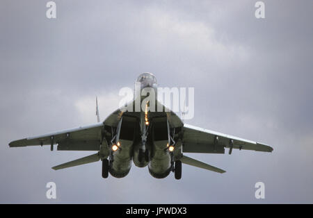 Mikoyan MiG-29 Fulcrum sur l'approche finale sur un jour nuageux gris Banque D'Images