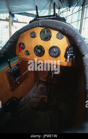 Cockpit avec accélérateur sur le côté et pédales de direction d'un Mail de Havilland DH-4M Banque D'Images