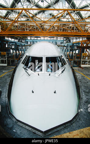 British Airways Boeing 747-400 de nez et le pare-brise dans une baie d'entretien à l'intérieur d'un hangar TBK Banque D'Images