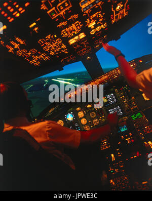 Les pilotes la vue sur l'approche finale à la terre la nuit sur la piste 26 gauche à Gatwick dans un simulateur de pilotage Banque D'Images