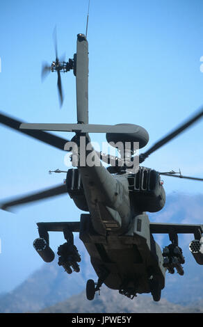 US Army Boeing AH-64D Longbow Apache sur le volant à basse quatre pics zone désertique de la Forêt Nationale de Tonto, pilotés par des pilotes d'essai - Pete Nicholson Banque D'Images