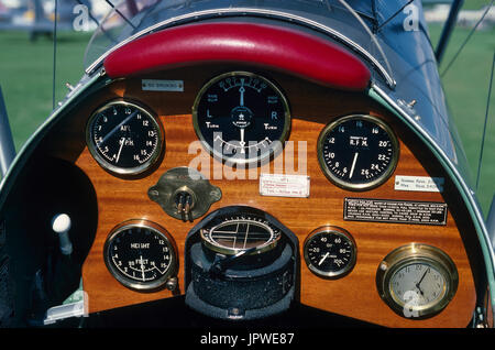 Début de cockpit avec les instruments de base pour le vol seulement, boussole, virage, l'altimètre, le réveil, le régime moteur et jauge les interrupteurs magnéto Banque D'Images