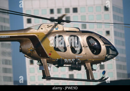 Orange County Sheriff Department MD Helicopters MD-600N battant bureaux passé Banque D'Images