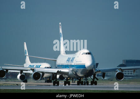 Boeing 747-100 PanAm nommé 'Clipper crête de la vague' taxiing en Airbus A310 derrière Banque D'Images