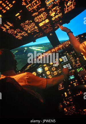 Les pilotes à un simulateur Boeing 757-200 le tournant vers Gatwick approche finale de la piste 26L de nuit avec un arrêt du moteur Banque D'Images