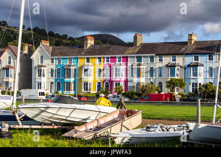 Une vue de Llanfairfechan avec leurs maisons colorées sur le front de mer avec des bateaux sur le côté. L'image a été prise le 14 septembre 2013. Banque D'Images