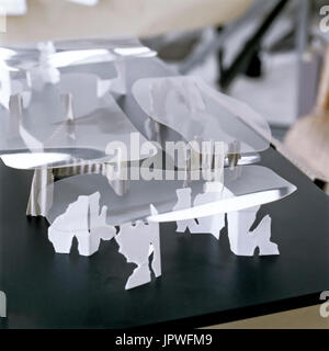 La sculpture contemporaine sur la table Banque D'Images