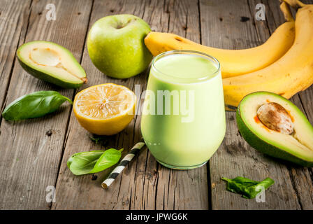 Alimentation saine. Petit-déjeuner diététique ou snack. Les smoothies verts de yaourts, avocat, banane, pomme de terre, les épinards et le citron. Sur une table en bois rustique, avec subst Banque D'Images