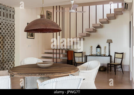 Table à manger en bois avec des chaises en osier blanc Banque D'Images