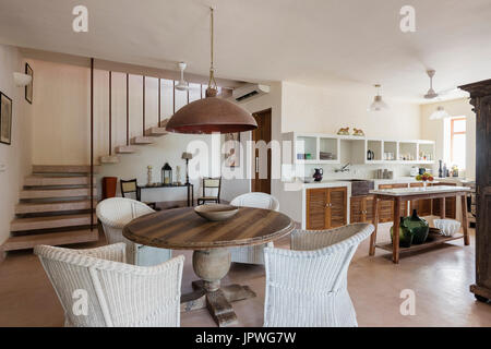 Table à manger en bois avec des chaises en osier blanc Banque D'Images