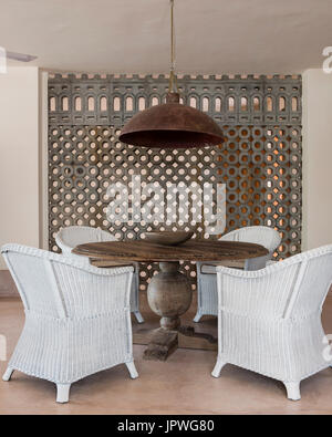 Table à manger en bois avec des chaises en osier blanc Banque D'Images