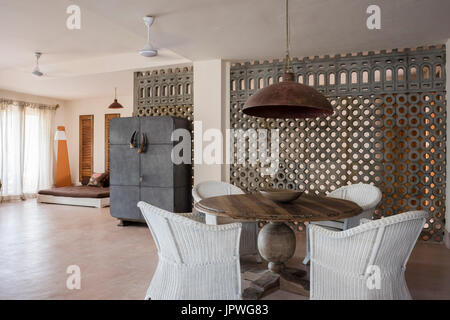 Table à manger en bois avec des chaises en osier blanc Banque D'Images