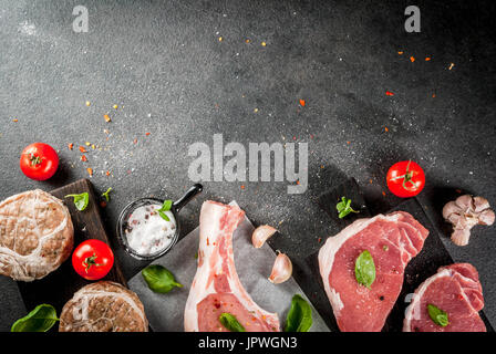 La viande biologique des matières premières. Sélection de plusieurs types de viande rouge : escalopes de porc sur l'os, des steaks et côtelettes de porc dans la grille de la graisse de porc. À partir d'ingrédients f Banque D'Images