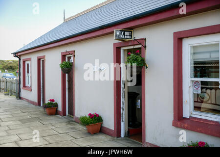 Entrée de la gare de l'ancien bâtiment à la Giant's Causeway et la gare de bushmills antrim Irlande du Nord Banque D'Images