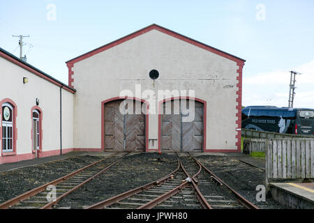 Garage train hangar de la Giant's Causeway et la gare de bushmills antrim découvrez l'Irlande du Nord Banque D'Images