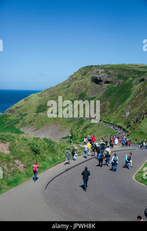 Les touristes visitant Giant's Causeway Antrim Irlande du Nord Bushmills Banque D'Images