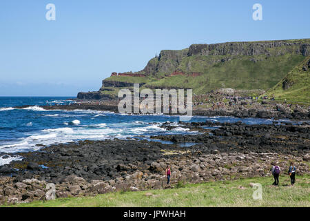 Giant's Causeway coast avec vue Port Reostan appelé Finn's Cuisine dans l'arrière-plan dans l'Irlande du Nord d'Antrim Bushmills Banque D'Images