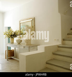 De style gustavien table hall et escalier à côté de la décoration Banque D'Images