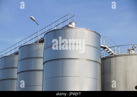 Détail de l'usine de produits chimiques, les silos et les tuyaux . Banque D'Images